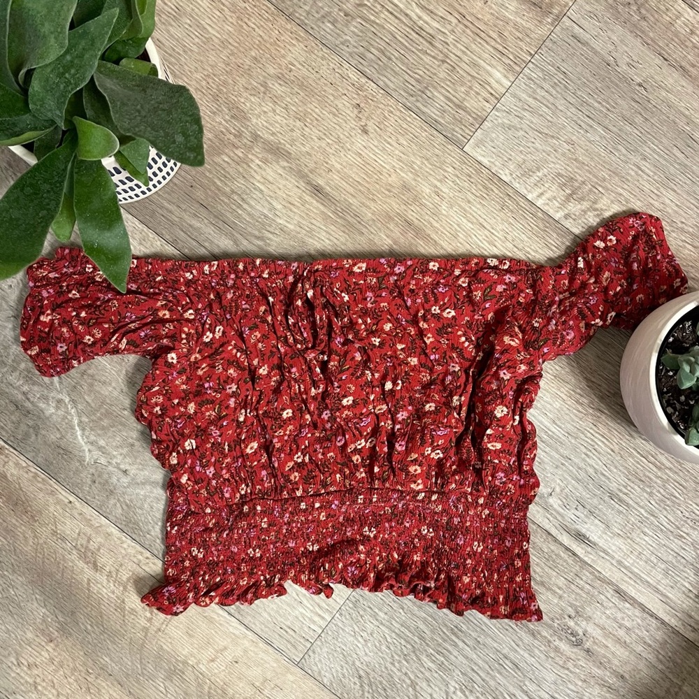• A&E cropped floral top •